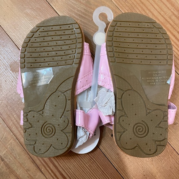 NWT Toddler pink sandals size 5-6 - Picture 2 of 2